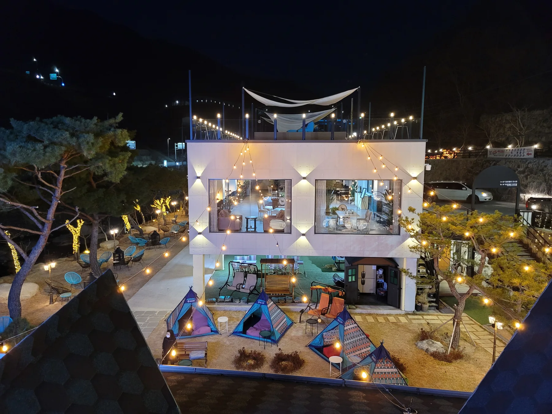 주변 풍경과 함께 보이는 토르첼로 외관